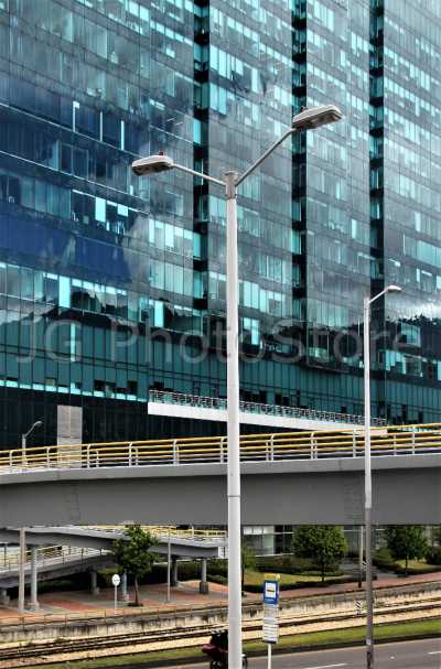 Edificio de oficinas de cristal junto a la avenida carrera 9 en Bogotá.