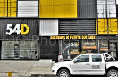 Shop built with containers in 109 street, Bogota