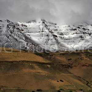 Vistas de las montañas hacia el norte desde el pueblo de Demul próximo al valle de Spiti.