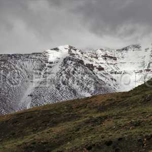 Montañas en el distrito de Kinnaur en el estado de Himachal Pradesh en el norte de la India.