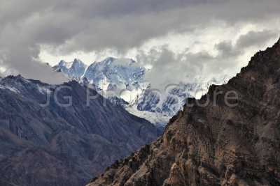 Valles y montañas de cultura tibetana en el Himalaya occidental en el norte de la India.