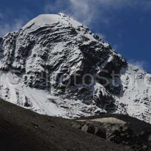 Anticlinal de rocas sedimentarias a más de 5000 m de altura en el Bhaba Pass.