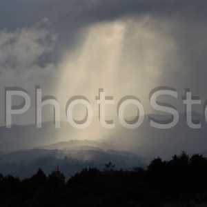 Cortina de lluvia iluminada por el sol sobre las montañas de Boyacá.