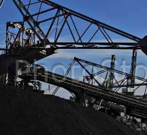 Apiladores de carbón en Sines.