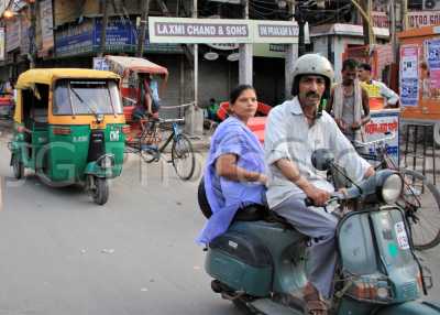Ciudad de Nueva Delhi, llena de motos y rickshaws