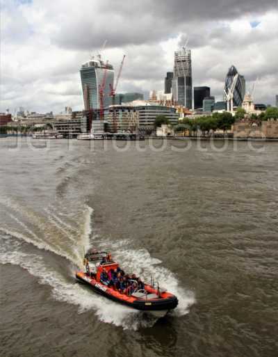Speedboat trips along the Thames