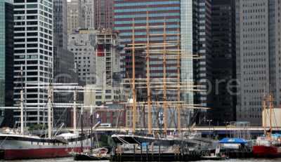 Arboladura del buque de vela Peking recortada contra los edificios de oficinas próximos al Fulton Market en Nueva York