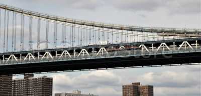 Los puentes de Nueva York sobre el East river. El puente colgante de Manhattan.