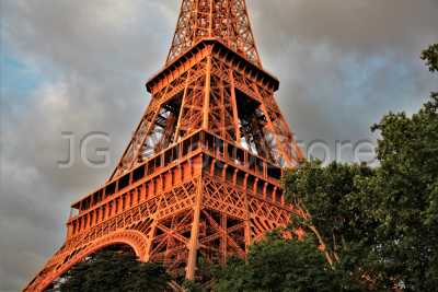La estructura de hierro de la Torre Eiffel pesa más de 7.000 tm.