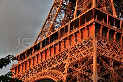 El color del hierro de la torre Eiffel.