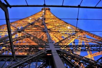 La torre Eiffel de noche.
