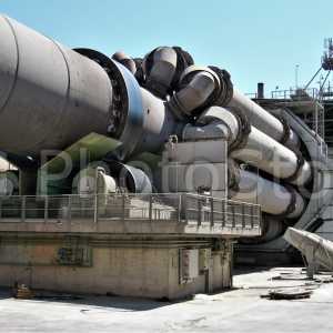 Horno rotatorio horizontal de clinker en un fábrica de cemento en España.