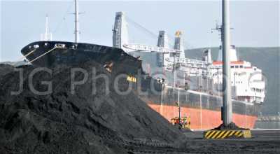 Carbón ruso en el muelle Raices del puerto de Avilés