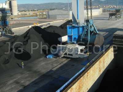 Carga de coque de petróleo en la terminal Portsur de Castellón