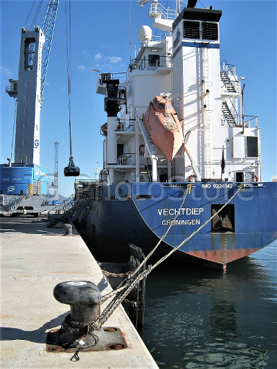buque cargando coque de petróleo en la terminal Portsur de Castellón