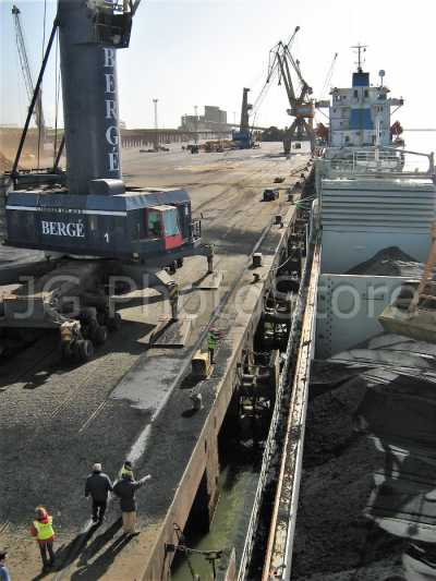 Carga de coque de petróleo en el puerto de Huelva
