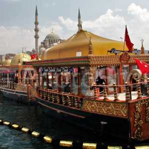 Barca de venta de pescado en Estambul.