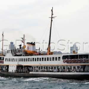 Ferry cruzando el Bósforo con destino Eminonu