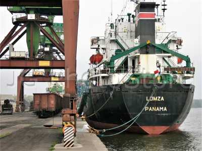 MV Lomza de Polsteam, cargando coque metalúrgico en Szczecin.