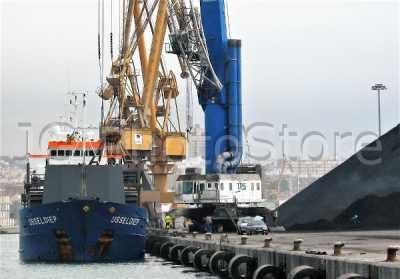 carga de coque de petróleo en el puerto de Tarragona