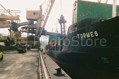 Sistema de carga por cangilones en el puerto de Vado Ligure
