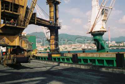 Brazo de carga en la bodega del MV Tormes en Vado Ligure