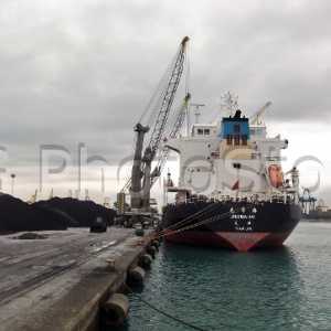 Jiu Hua Hai, bulkcarrier of Chinese flag discharging in Valencia