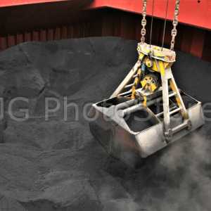 Mobile crane and a grab to discharge petroleum coke in Valencia