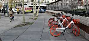 Bicicletas de alquiler aparcadas junto al parque del Retiro de Madrid